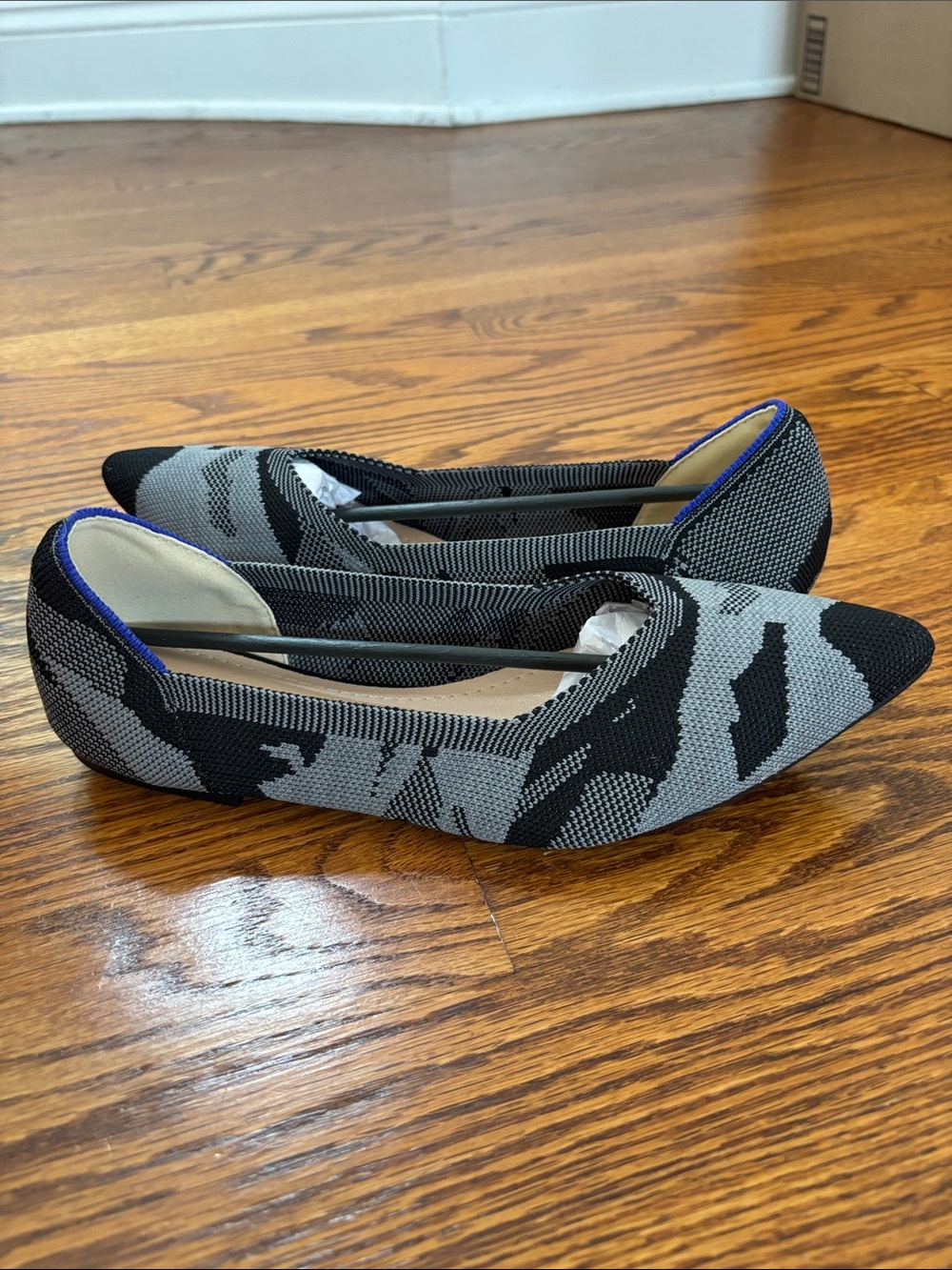 MRing Knit Pointy Flats shoes us7 eur 38
Gray black camo